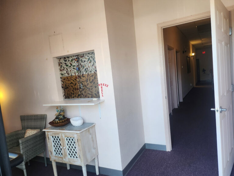 10700-store-hall